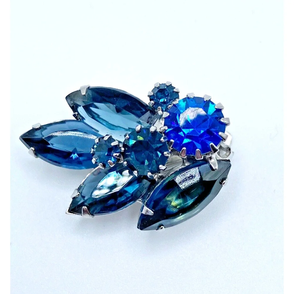 Vintage Weiss Shades of Blue Rhinestone Clip On Earrings Silver Tone Estate Glam - Picture 6 of 9